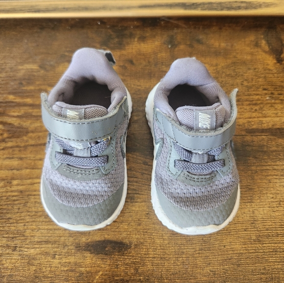 Nike - Picture 2 of 4